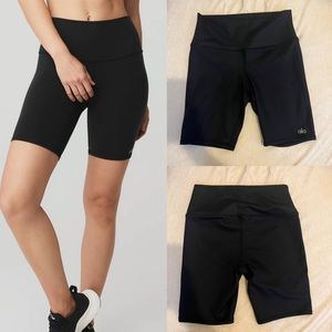 (NWOT) Alo Yoga HW Airbrush Biker Short - Black S